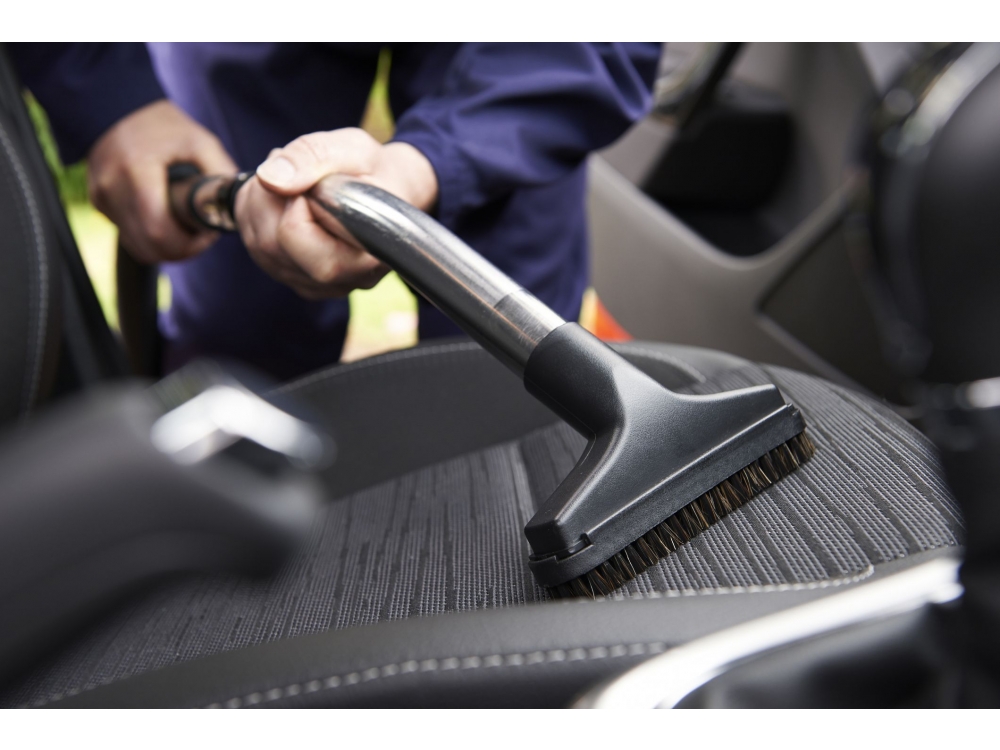 Koltuk, tavan ve döşemelerin detaylı temizliği