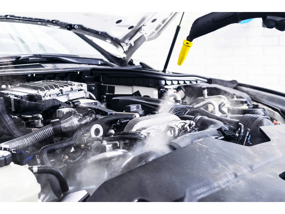 Motor bölgesinin özel kimyasallarla temizlenmesi